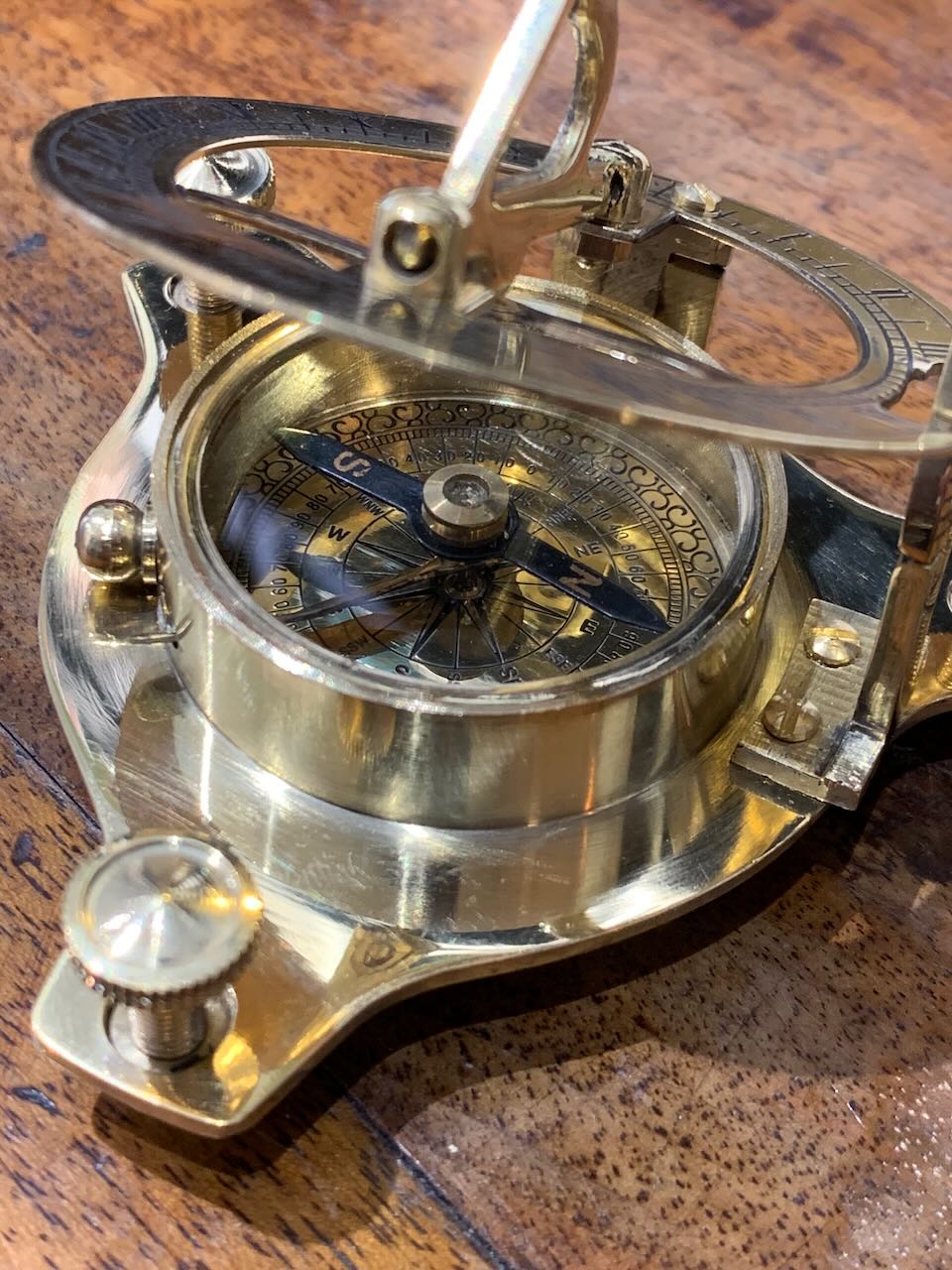 Kompass mit Sonnenuhr in Holzbox zur Dekoration