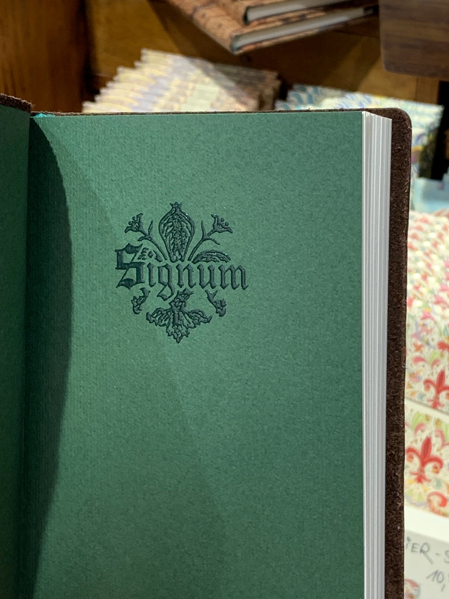 Lederbuch mit goldfarbenem Monogramm A-Z Papierformat 10 x 15cm