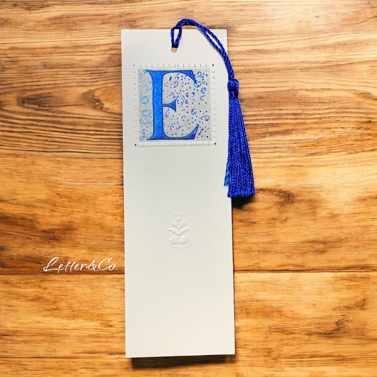 Lesezeichen Bookmark Monogramm E und Quaste in blau