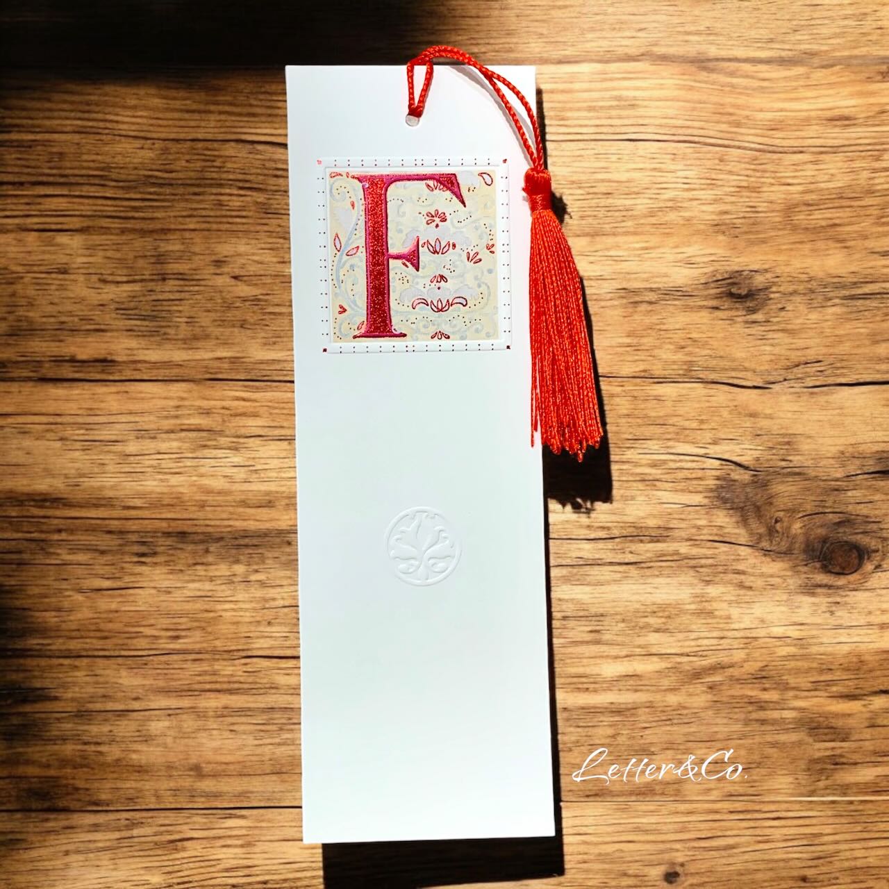 Lesezeichen Bookmark Monogramm F und Quaste in rot