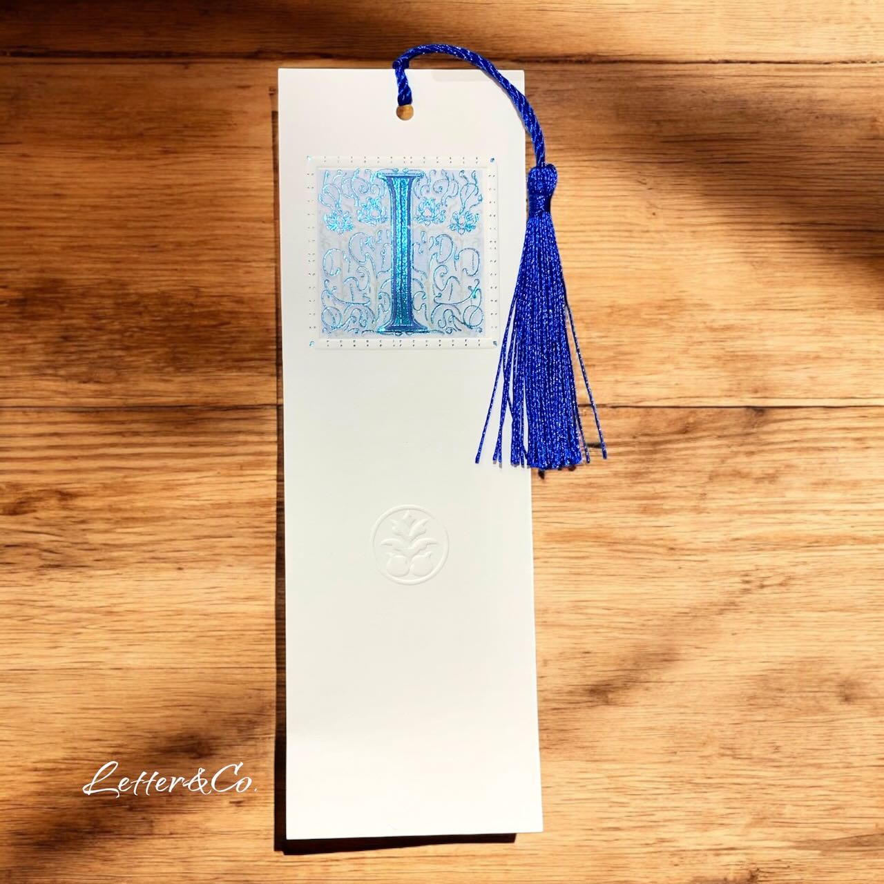 Lesezeichen Bookmark Monogramm I und Quaste in blau