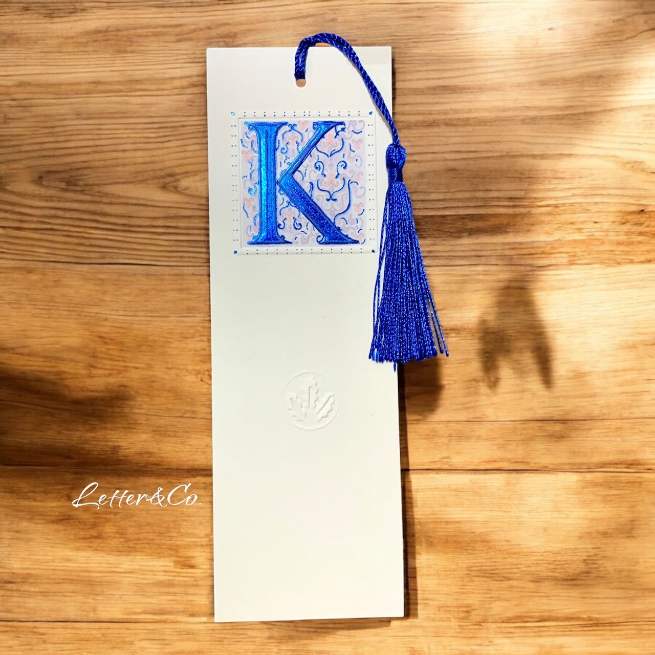 Lesezeichen Bookmark Monogramm K und Quaste in blau