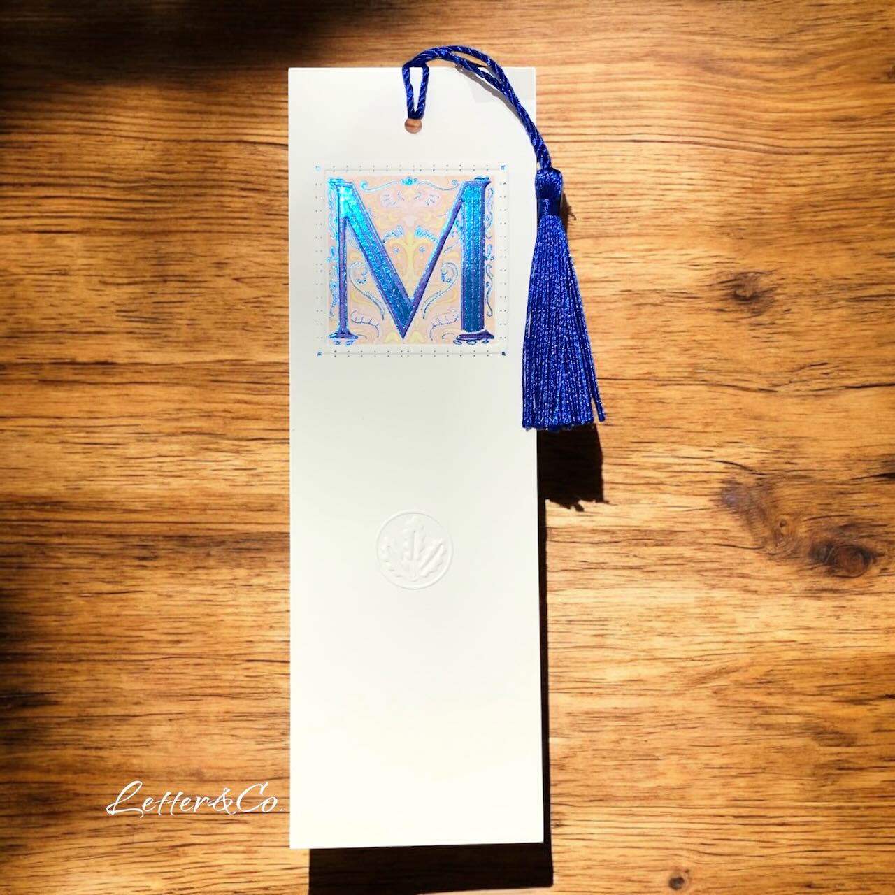 Lesezeichen Bookmark Monogramm M und Quaste in blau