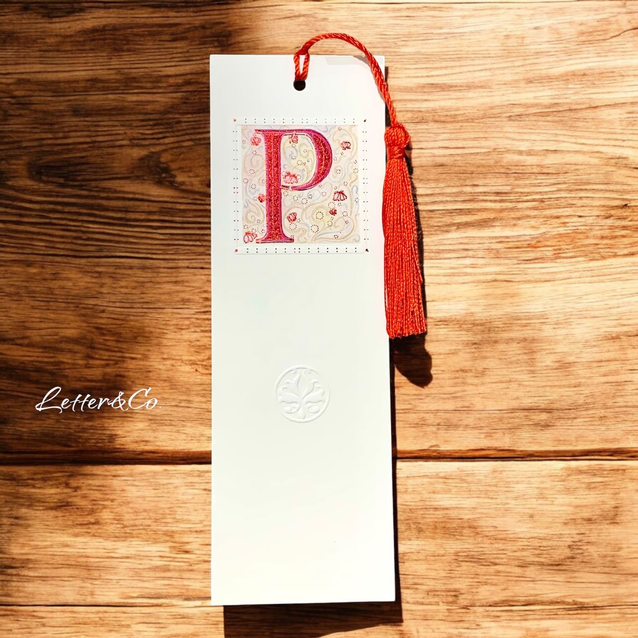 Lesezeichen Bookmark Monogramm P und Quaste in rot