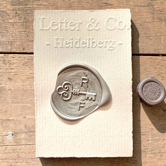 Siegelstempel Motiv Schlüssel mit 2 Initialen personalisiert 25mm Durchmesser